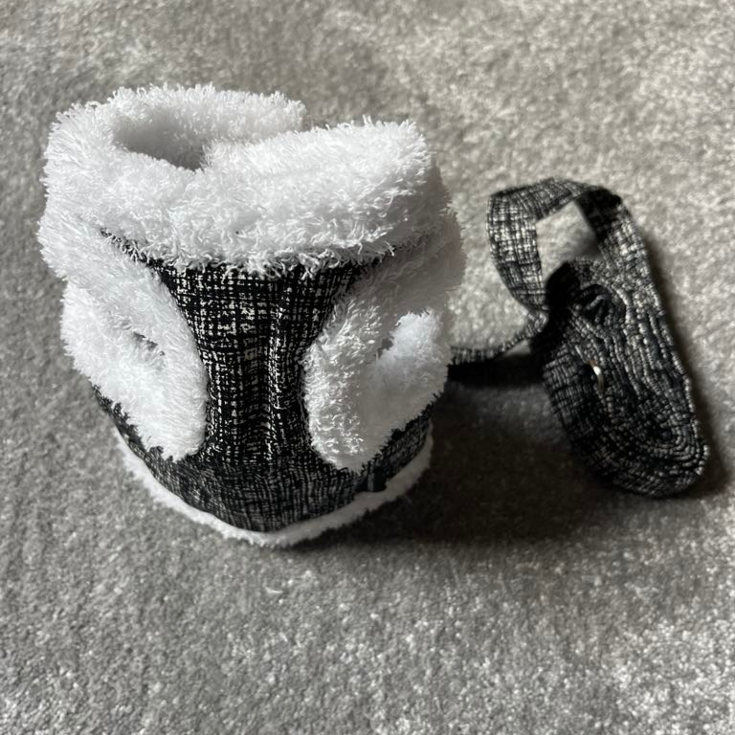 Harnais + Laisse Fourrure Gris & Noir - Fermeture Pression | Le Dressing du Chien