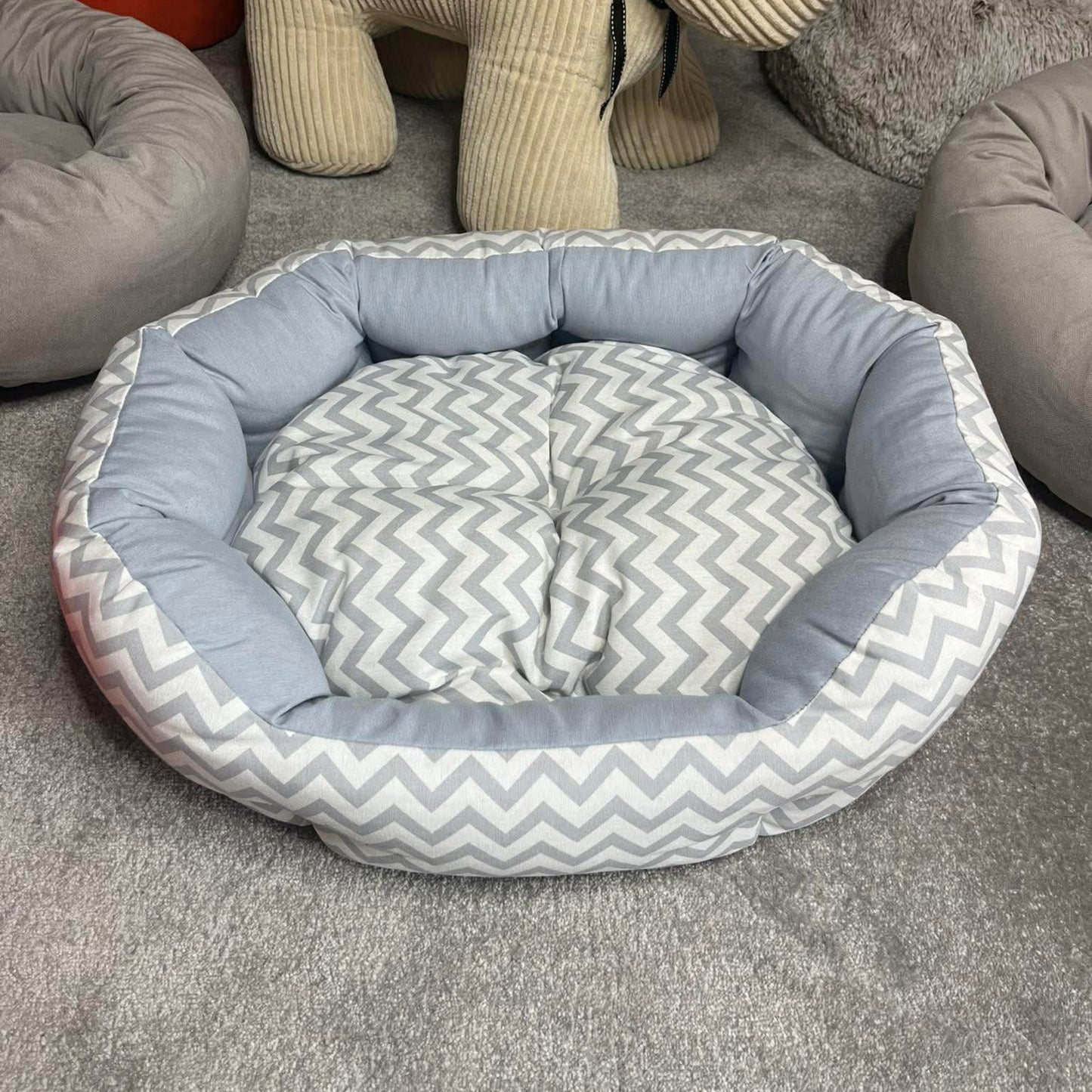 Panier pour chien Mathilde ovale - Motif zigzag gris - Coussin réversible | Le Dressing du Chien