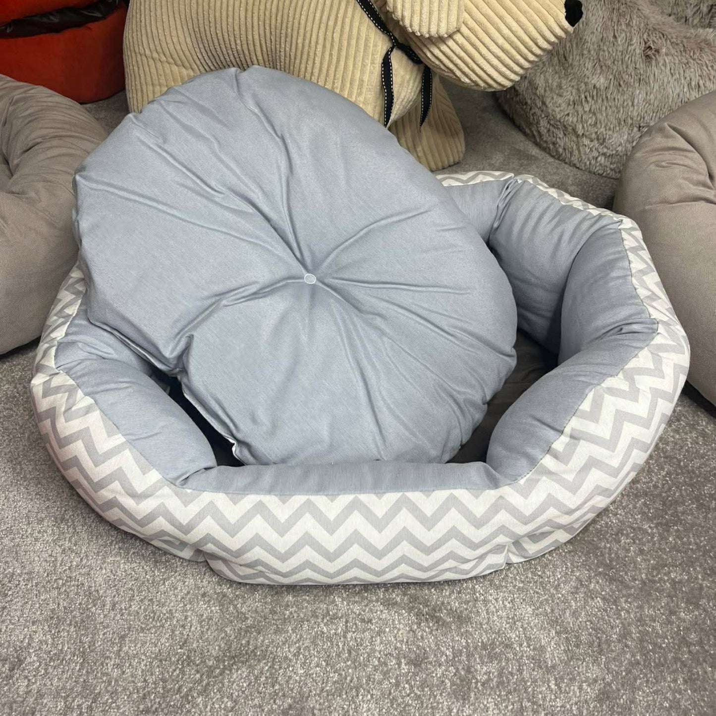 Panier pour chien Mathilde ovale - Motif zigzag gris - Coussin réversible | Le Dressing du Chien