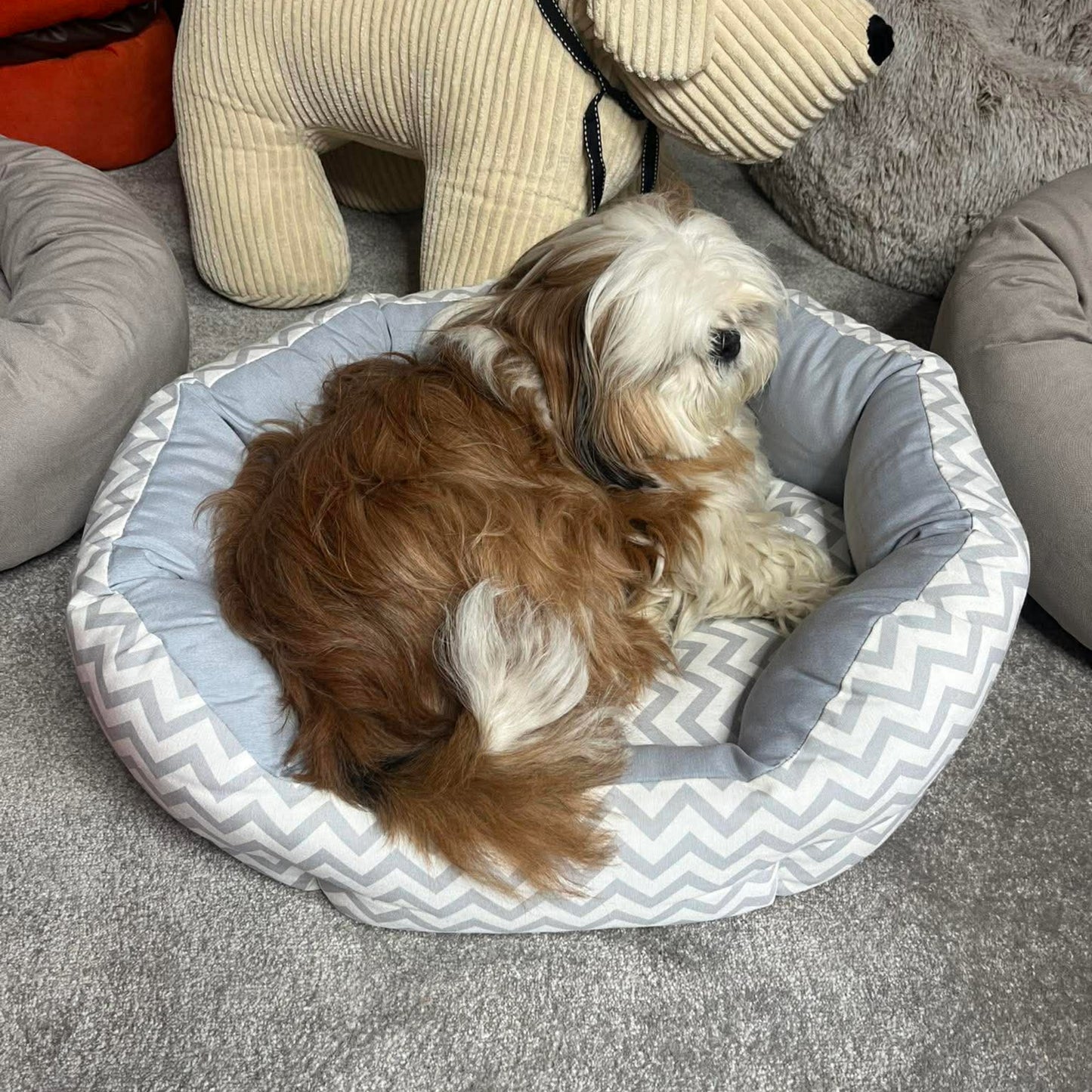 Panier pour chien Mathilde ovale - Motif zigzag gris - Coussin réversible | Le Dressing du Chien