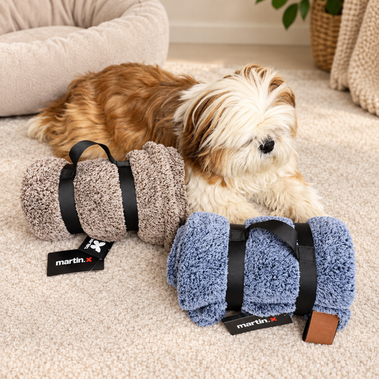 Plaid bleu polaire de voyage Doudouzen Martin Sellier - Taille 100 | Confort & Chaleur pour chien | Le Dressing du Chien