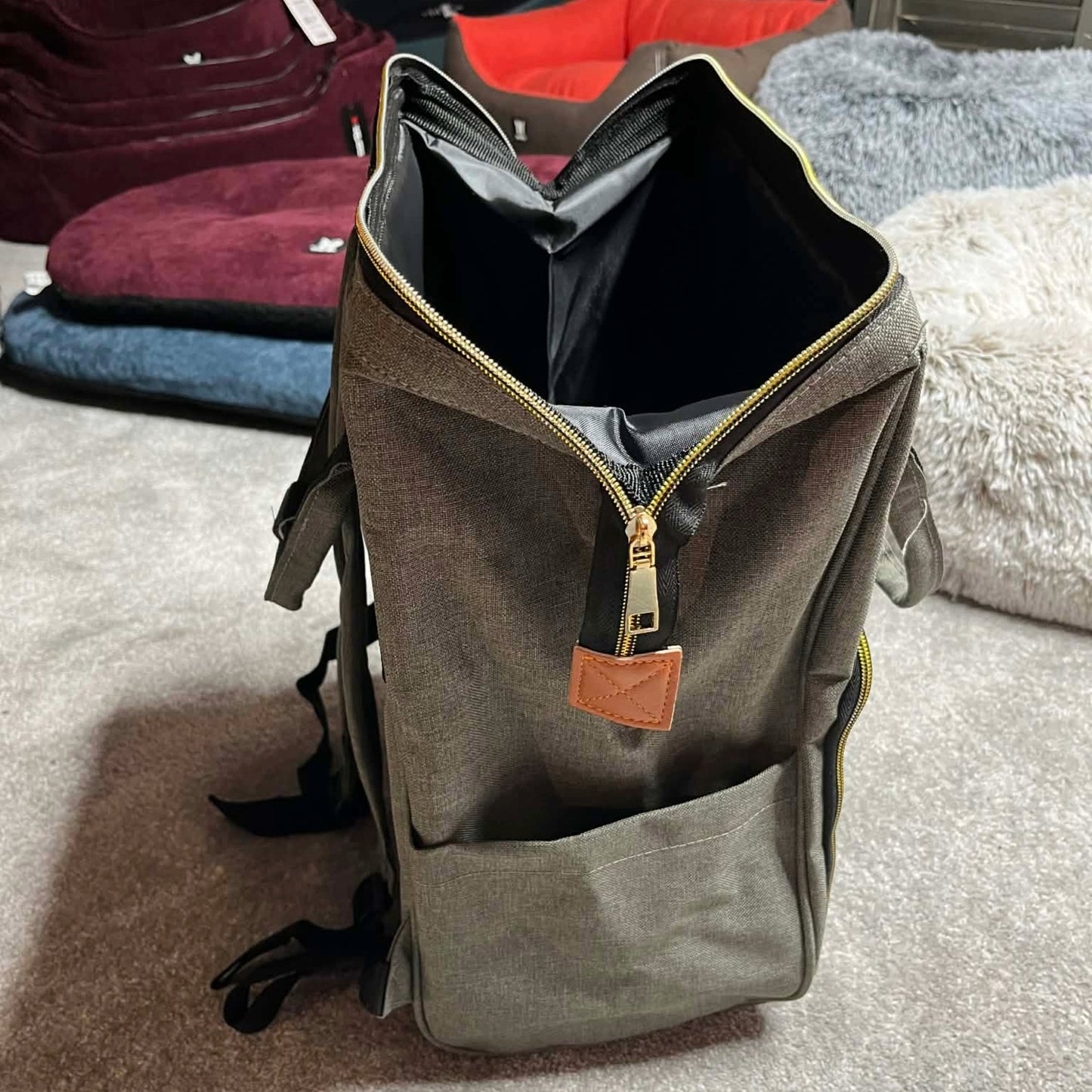 Sac à dos de transport gris pour chien léger et design - Confort & Sécurité | Le Dressing du Chien