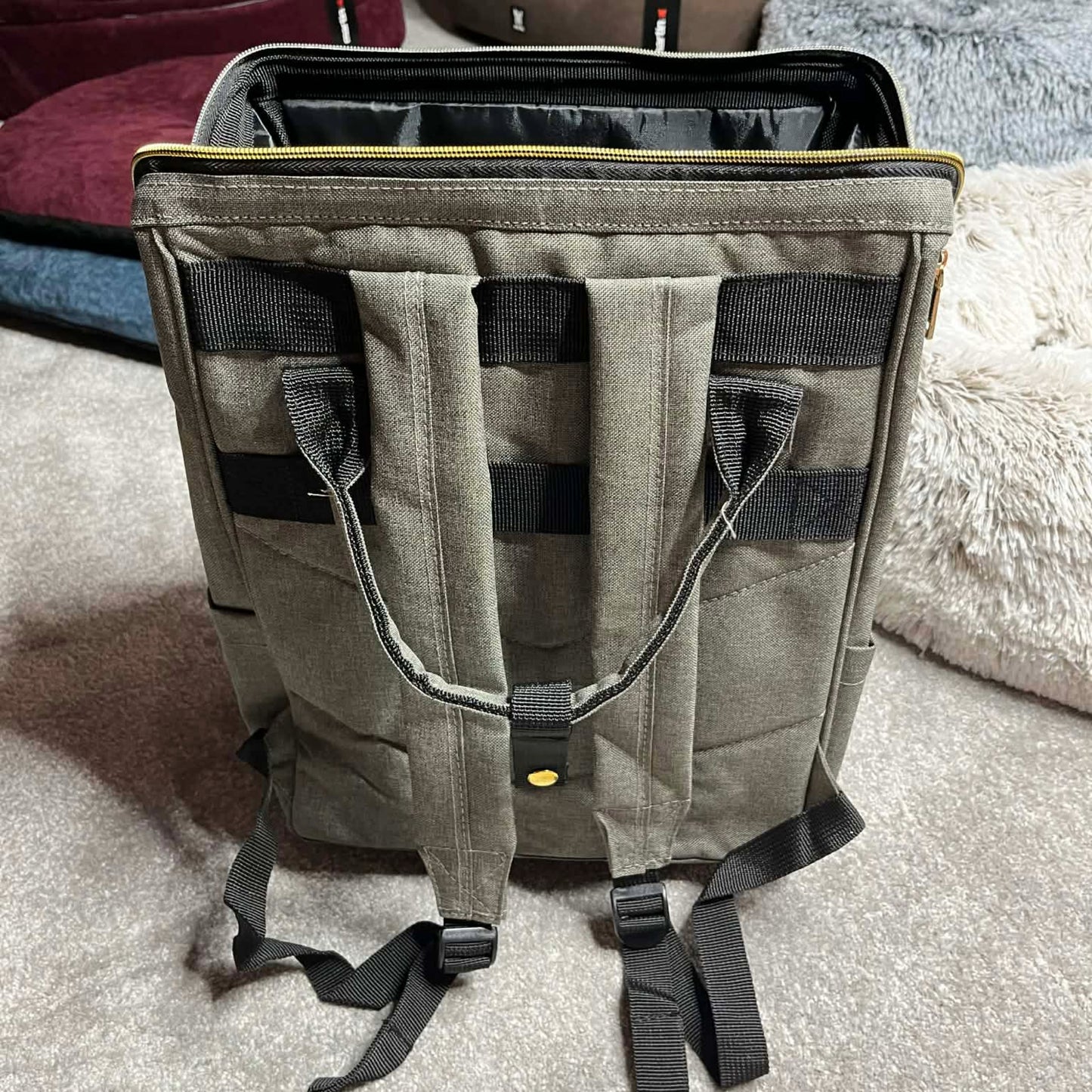 Sac à dos de transport gris pour chien léger et design - Confort & Sécurité | Le Dressing du Chien